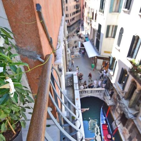 Ai Bareteri Luxury Canal View Venecia Exterior foto
