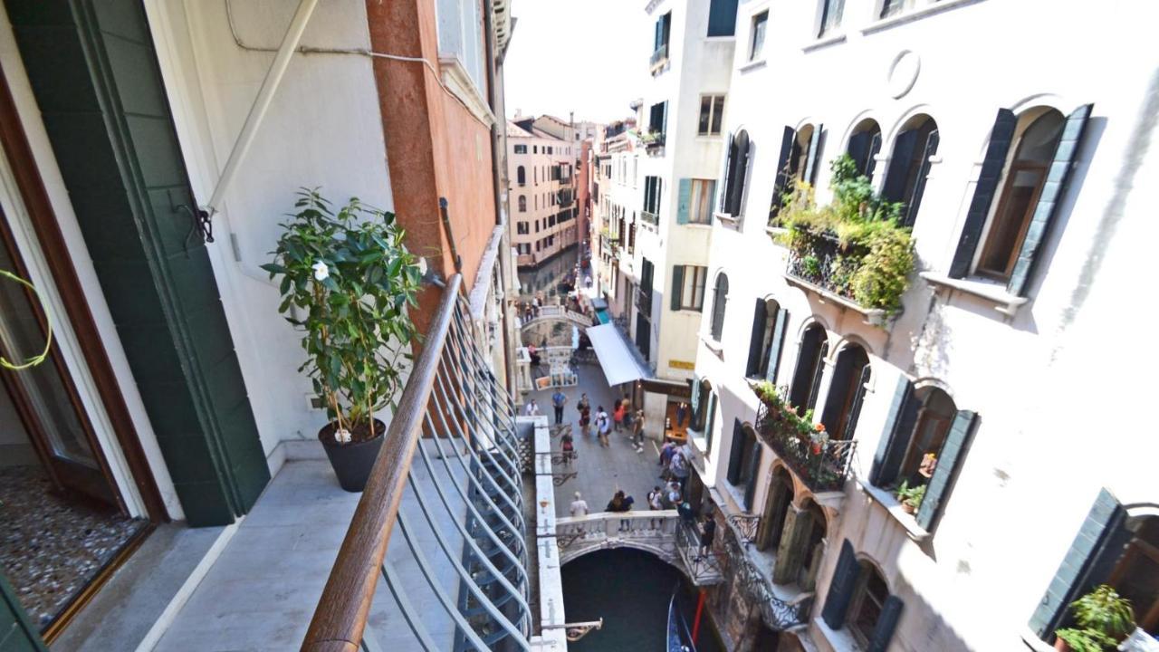 Ai Bareteri Luxury Canal View Venecia Exterior foto